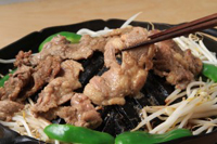 北海道といえば、ラムジンギスカン。自慢の生たれで味付けされたラムは、全く臭みがなくマイルド。ごはんもビールもすすみます。