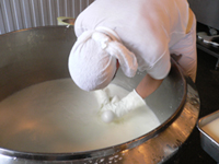 恵庭の牧場で毎日作られるモッツアレアチーズをお届け。
